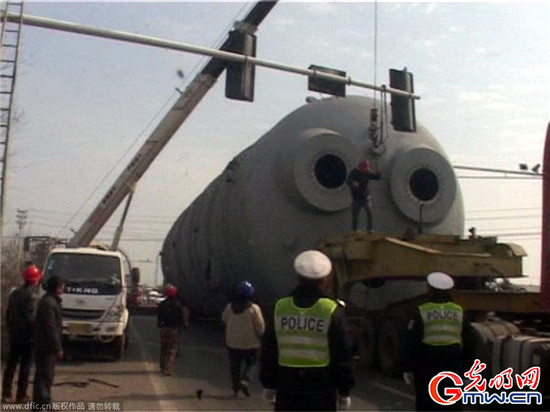 南京公路運(yùn)輸百噸巨物