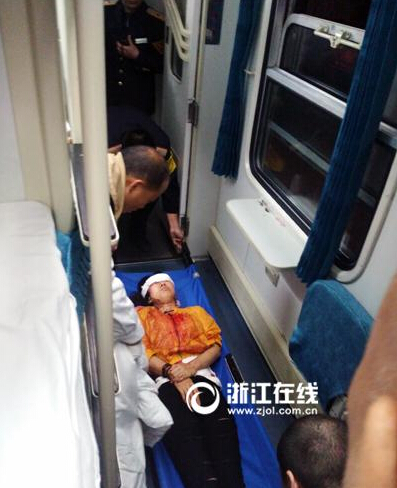 列車(chē)上男子用滅火器砸傷多人