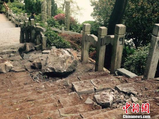 桂林滾石砸死游客7人砸傷25人