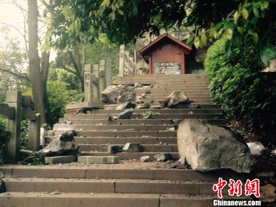 桂林滾石砸死游客7人砸傷25人