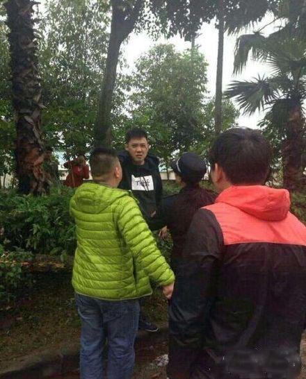 佛山法拉利撞樹，樹倒車斷車主沒事