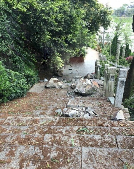 桂林木龍湖景區滾石擊中游客事故現場
