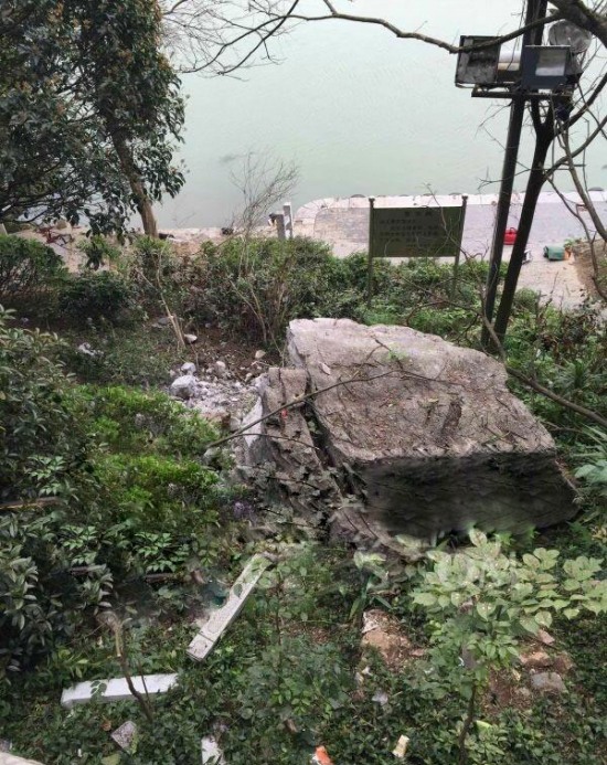 桂林木龍湖景區滾石擊中游客事故現場