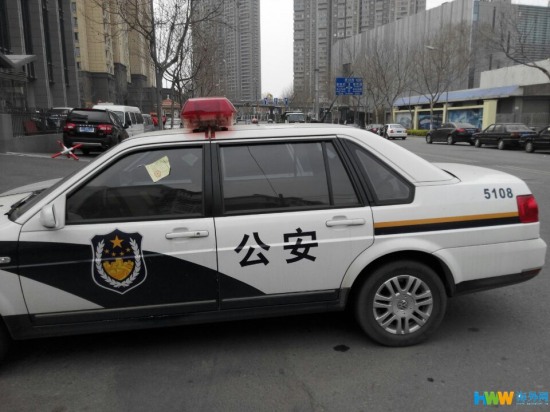 警車集體違停
