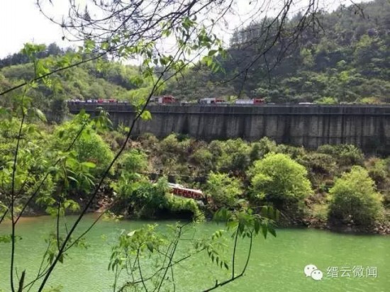 浙江臺金高速客車墜崖車禍現場圖片
