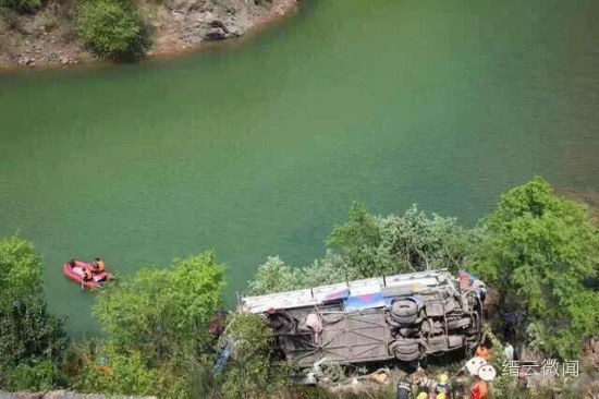 浙江臺金高速客車墜崖車禍現場圖片