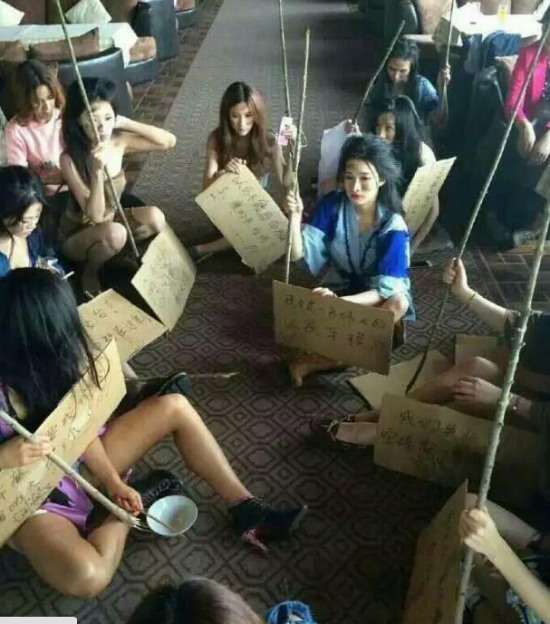 車模扮乞丐乞討抗議
