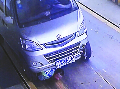 開車撞交警拖行78米