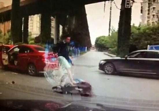 男子逼停女司機(jī)并毆打