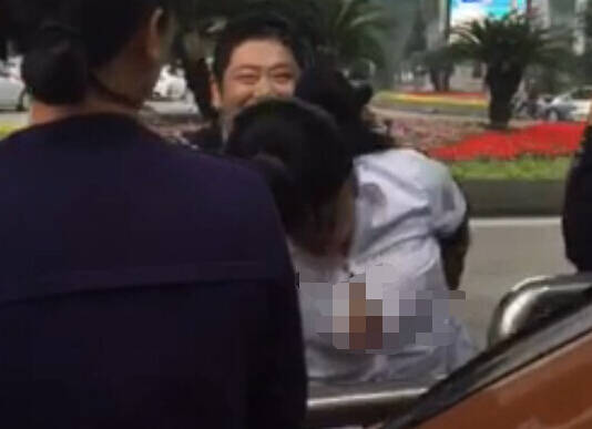 女子自解衣扣稱(chēng)交警非禮