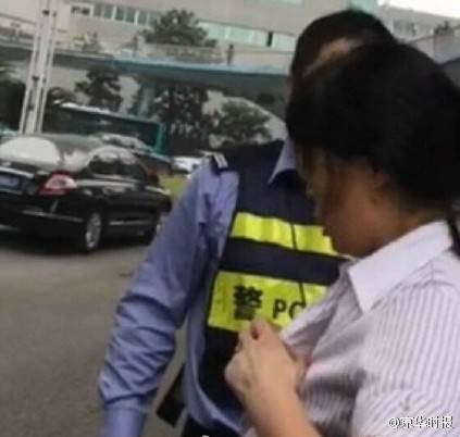 女子自解衣扣稱(chēng)交警非禮