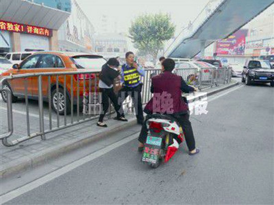女子自解衣扣稱(chēng)交警非禮