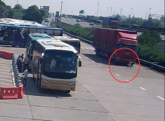 滬昆高速公路服務(wù)區(qū)車禍