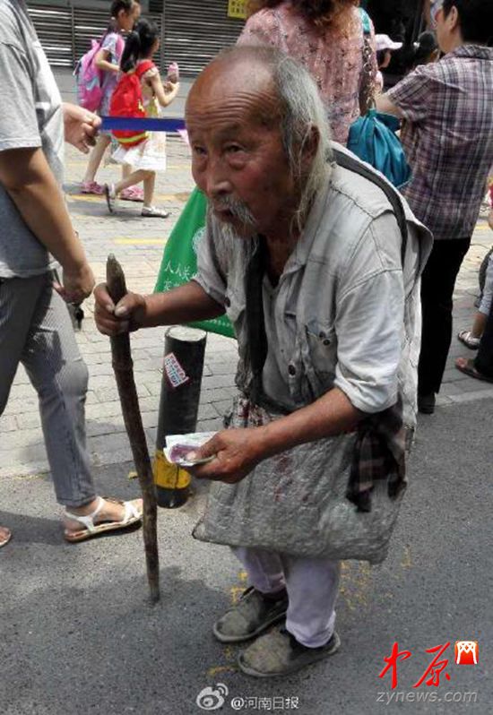 103歲老人街頭乞討為補貼小兒子家用
