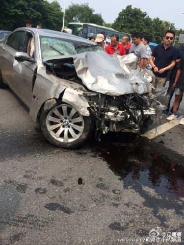 寶馬車身嚴重變形