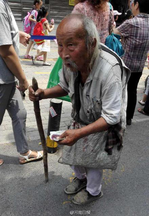 103歲老人乞討