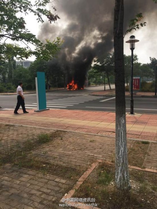 山東泰安醫學院校園游覽車起火