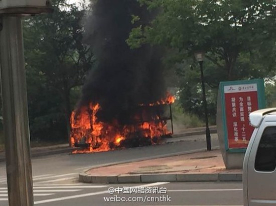 山東泰安醫學院校園游覽車起火