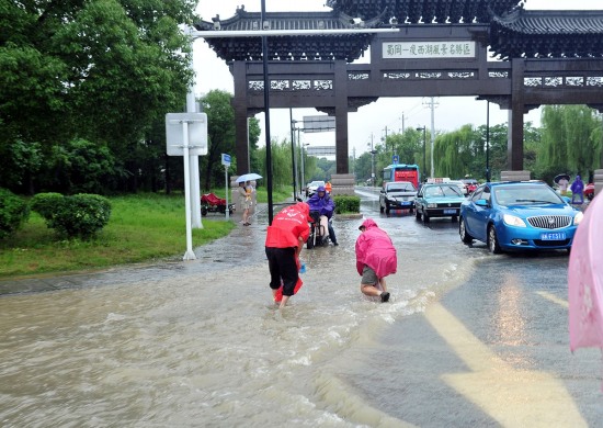 江蘇揚(yáng)州遭遇暴雨