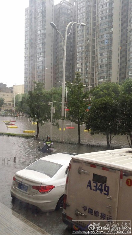 武漢市區(qū)街道上已經(jīng)出現(xiàn)嚴重積水
