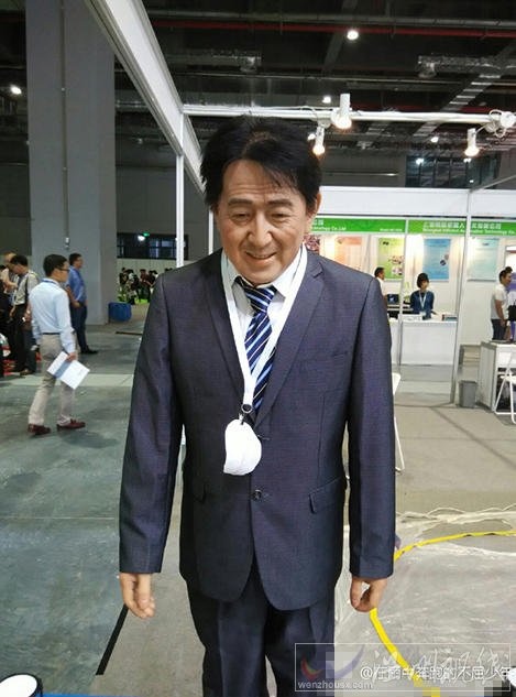安倍機(jī)器人吸引不少市民合影