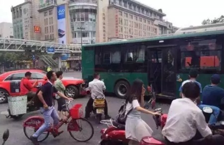 鳥叔在杭州出車禍沒(méi)有傷亡