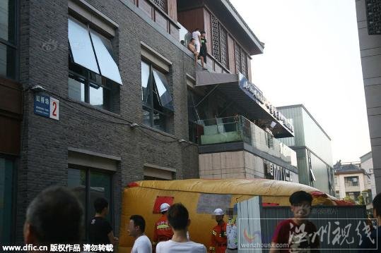 四名員工組團跳樓現(xiàn)場