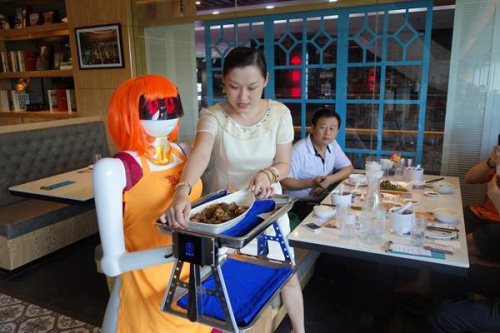 海口市一餐廳機(jī)器人服務(wù)員