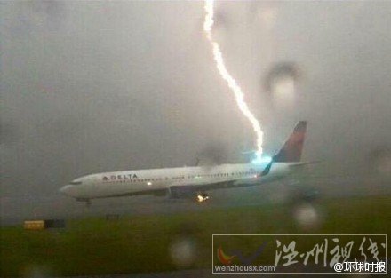 客機(jī)遭閃電擊中
