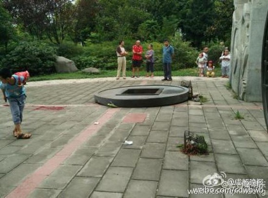 廣場雕塑倒地男孩被砸