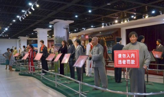 山寨蠟像丑哭網友