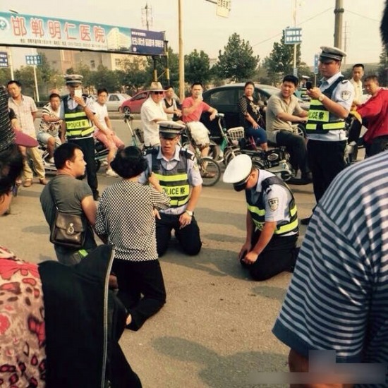 河北交警與市民對跪