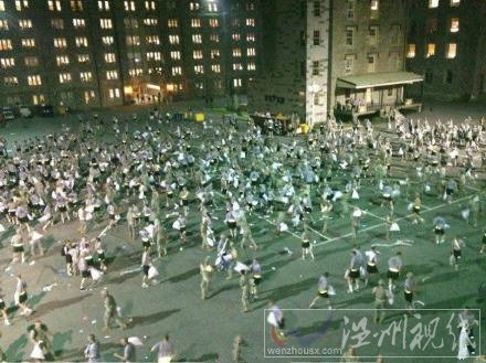 西點(diǎn)軍校枕頭大戰(zhàn)圖片