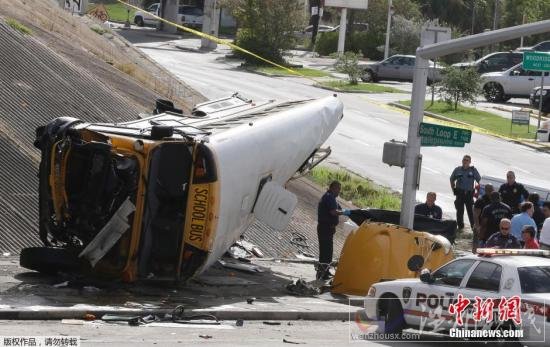 美校車翻車事故現場
