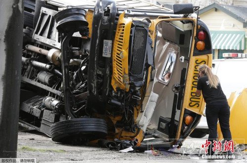 美國休斯敦校車墜橋