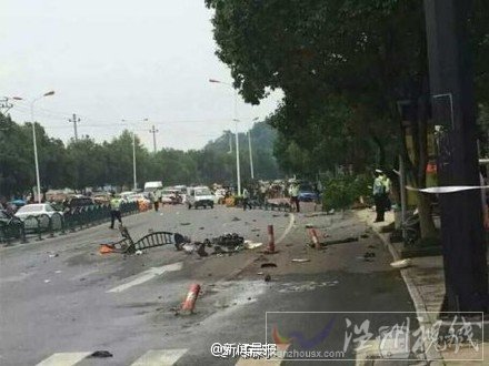 浙江金華女司機搶過路口發生車禍