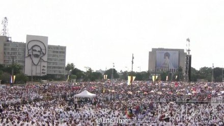 教皇在廣場上舉行彌撒