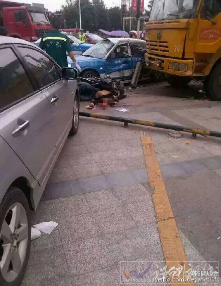 騎電瓶車的人被當(dāng)場壓死