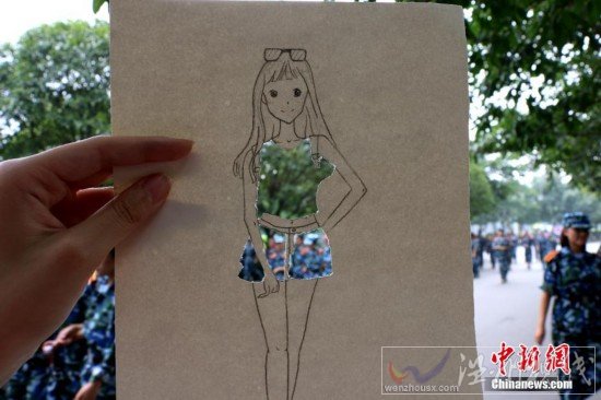 女大學生手繪時裝秀