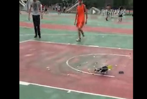 男子怒砸無人機