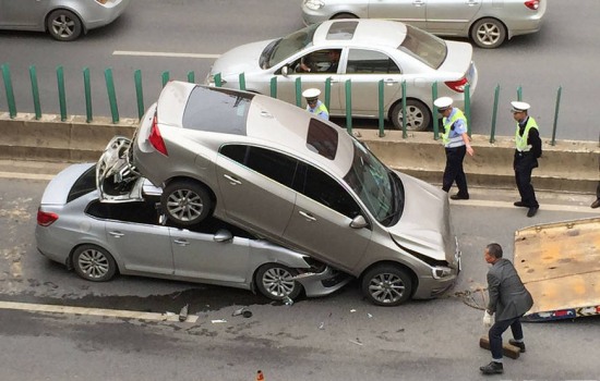 昆明最牛追尾車禍