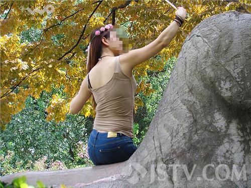 南京女子騎在文物上自拍