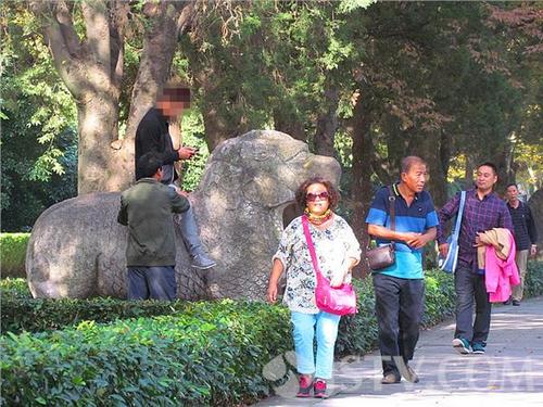 騎在文物上自拍景區(qū)不文明現(xiàn)象普遍