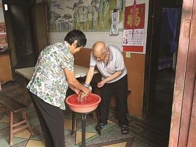 姐姐照顧腦癱弟弟