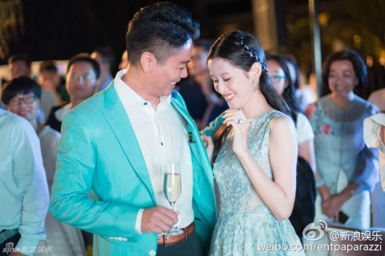 劉強(qiáng)東奶茶妹婚前晚宴照片