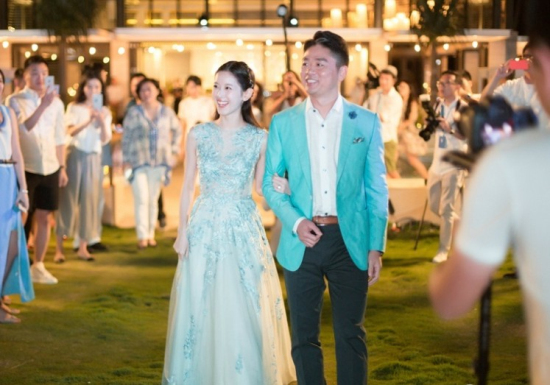 劉強(qiáng)東奶茶妹婚前晚宴照片