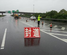 交警為孕婦步行開(kāi)路