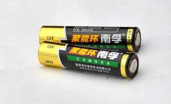 男子換電池炸傷眼