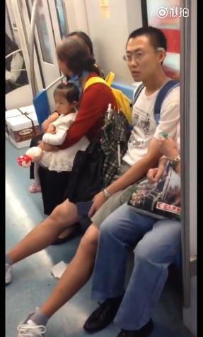 地鐵吐痰男