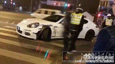 保時捷撞上出租車照片